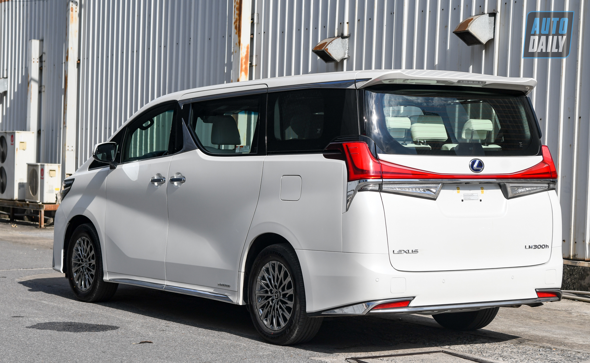  nh Chi Ti t Lexus LM 300h 2020 B n 6 Ch 